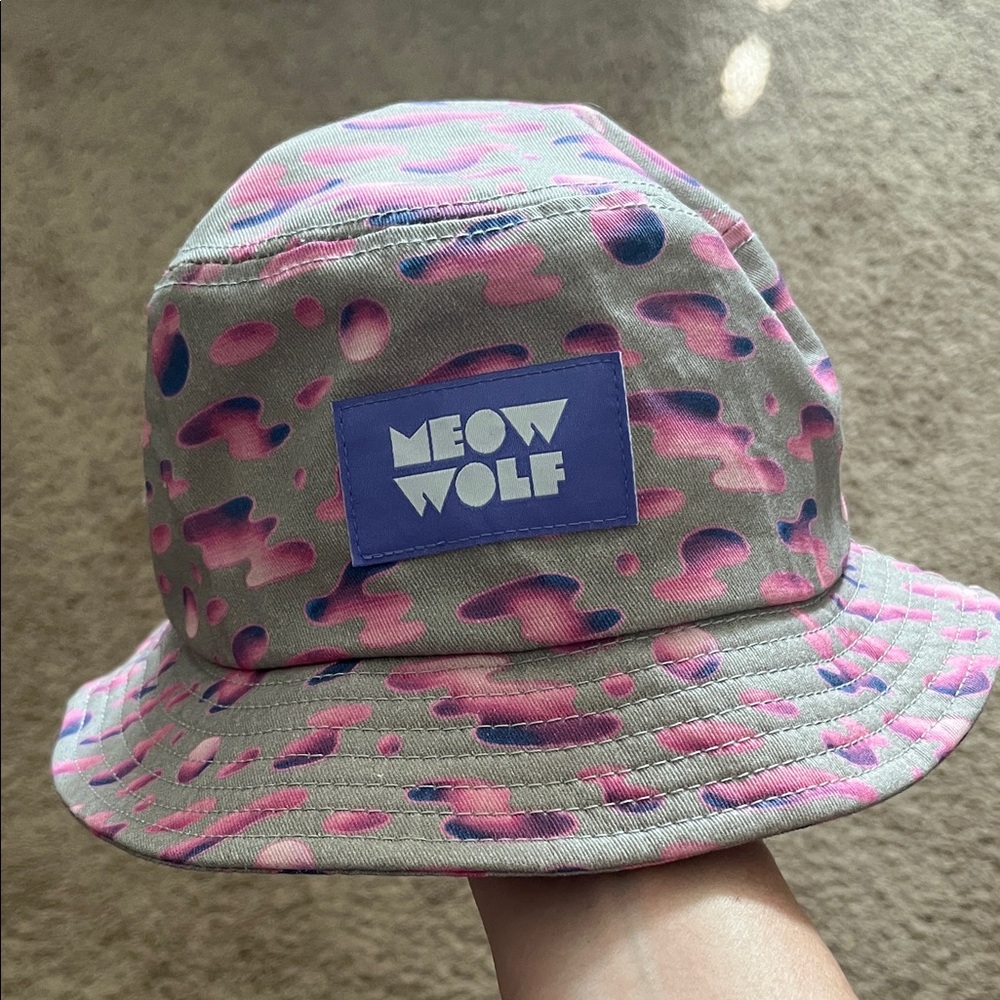 Meow Wolf pink/grey bucket hat